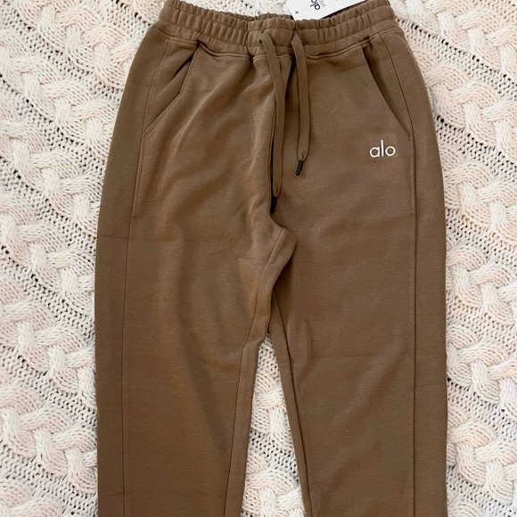 Alo Yoga Sweatpants (NWT) - Picture 6 of 6